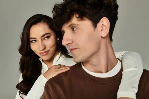 A fashionable young couple showcases their unique style while enjoying a moment together. — Stock Photo