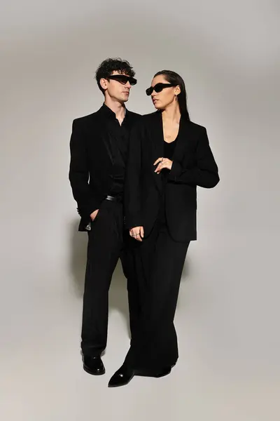 Fashion forward duo exudes confidence in sleek black outfits, embodying contemporary elegance. — Stock Photo