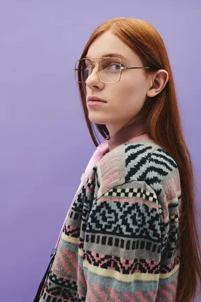 Un jeune homme à la mode met en valeur son style moderne avec des cheveux roux frappants et des lunettes chics. — Photo de stock