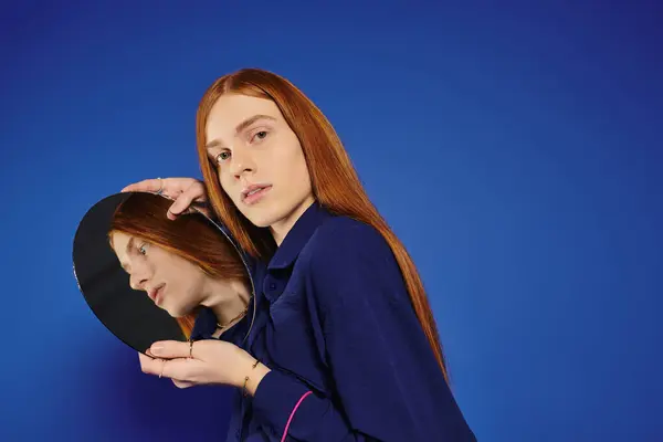 Giovane persona queer con i capelli rossi vibranti brilla con fiducia e stile di moda unico. — Foto stock