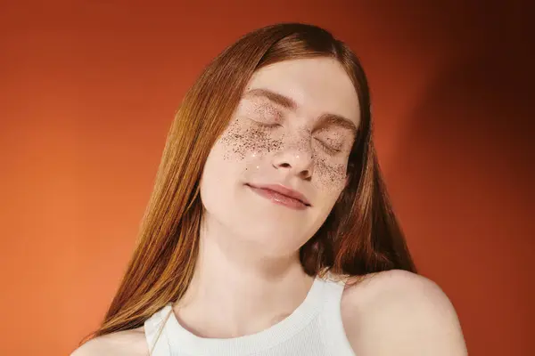 A young man with long red hair enjoys a moment of happiness, radiating style and confidence. — Stock Photo