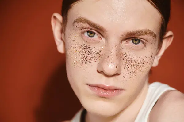 Un jeune homme élégant aux longs cheveux roux rayonne de confiance tout en mettant en valeur son look unique. — Photo de stock