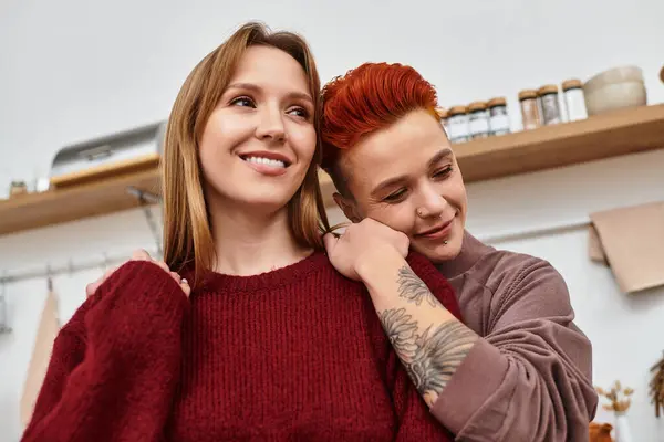 Two beautiful young women enjoying each others company in their stylish apartment. — Stock Photo