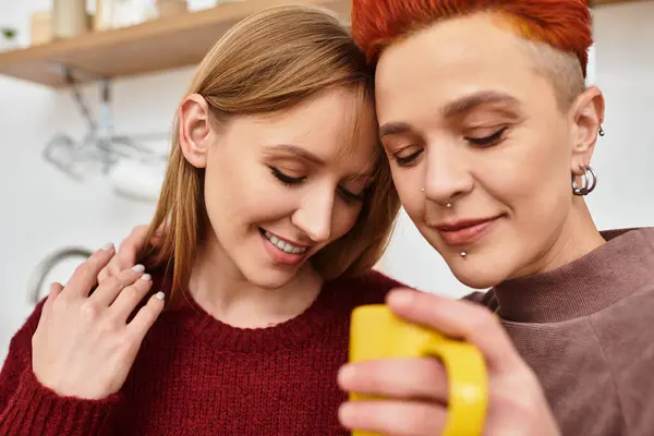 Warm laughter and shared smiles fill the air as two women enjoy a quiet afternoon together. — Stock Photo