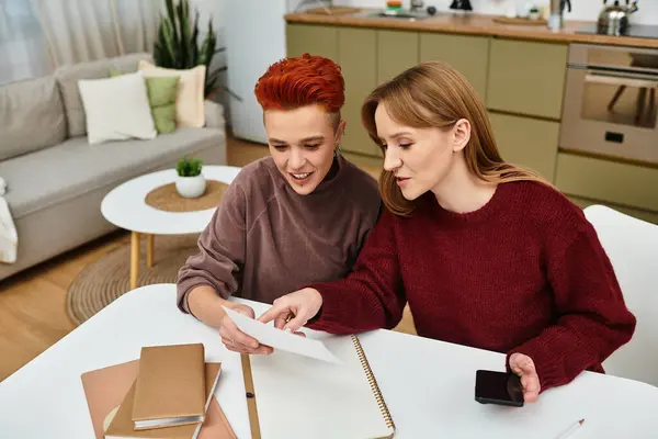 Zwei junge Frauen genießen die gemeinsame Zeit, während sie lächeln und miteinander ins Gespräch kommen. — Stockfoto