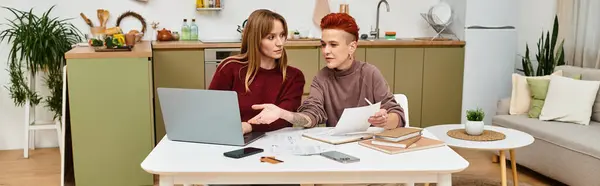 Due belle donne condividono idee mentre lavorano a casa in uno spazio moderno, banner — Foto stock
