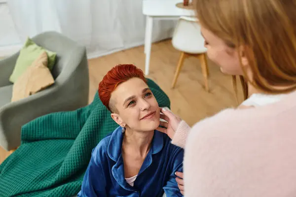 Two beautiful young women enjoy a loving moment in their modern apartment, embracing connection. — Fotografia de Stock