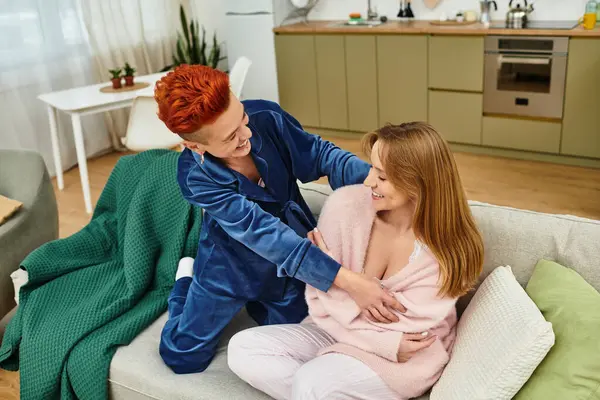 Zwei schöne junge Frauen genießen die gemeinsame Zeit und umarmen Liebe und Wärme in ihrem Zuhause. — Stockfoto