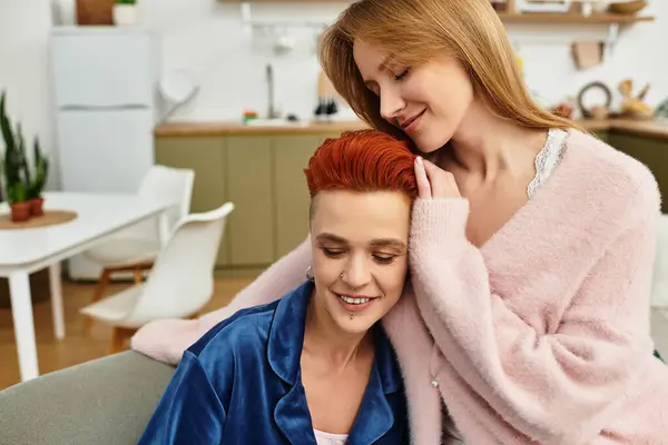 Молодые женщины разделяют нежный момент дома, окруженный современным декором и теплом. — стоковое фото