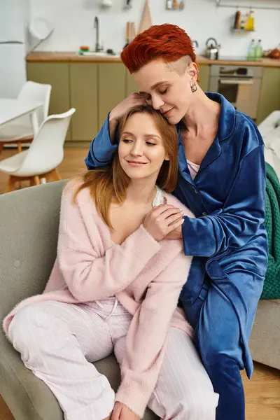 Two beautiful women share a cozy moment in their modern apartment, enjoying each other company. — стоковое фото