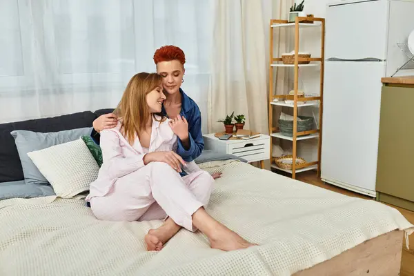 Duas belas mulheres jovens compartilham um momento de carinho em seu quarto acolhedor. — Fotografia de Stock