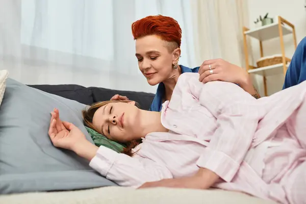 A young lesbian couple enjoys a cozy moment together in their stylish apartment. — Stock Photo