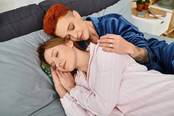 Un jeune couple partage un moment tendre ensemble dans leur chambre élégante. — Photo de stock