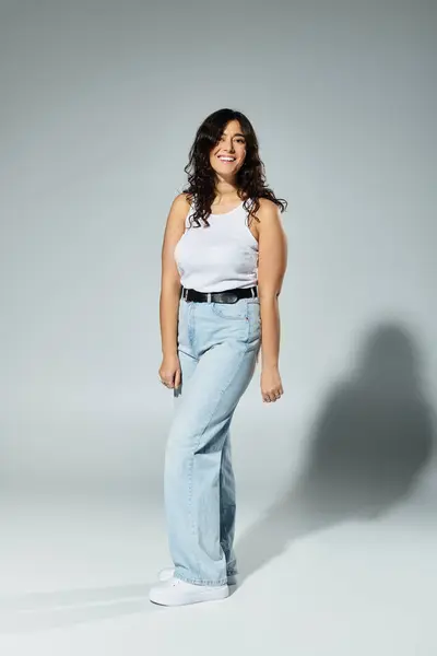 Celebrare la positività del corpo con una giovane gioiosa donna plus size in un ambiente da studio. — Foto stock