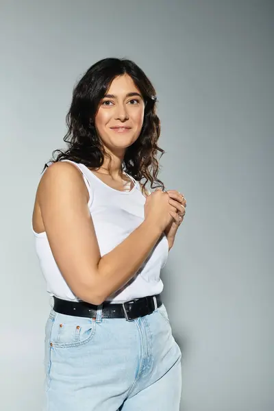 Celebrare la bellezza e la fiducia di plus size donna in un ambiente di studio. — Foto stock