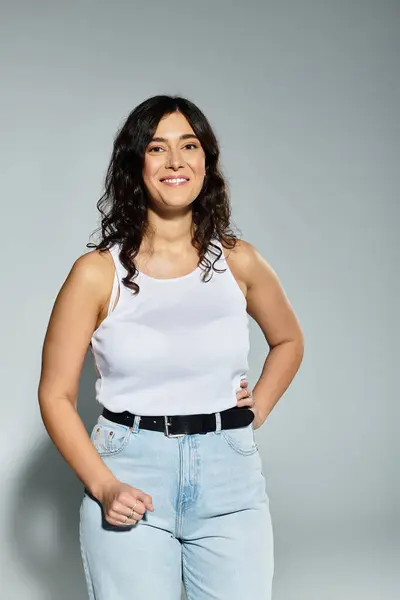 Celebrare la diversità in bellezza con una giovane donna plus size in un ambiente di studio. — Foto stock