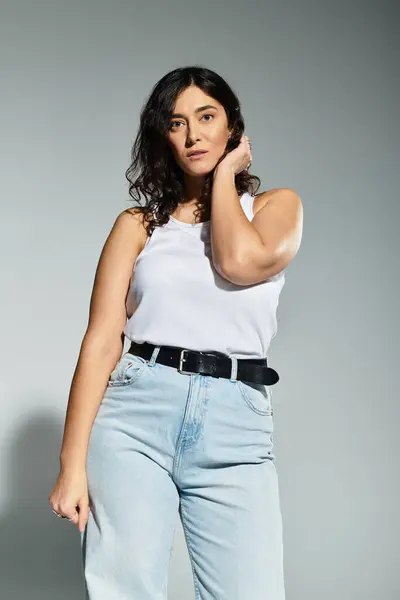 Abrazar la belleza en la simplicidad con confianza y elegancia en un entorno de estudio. - foto de stock
