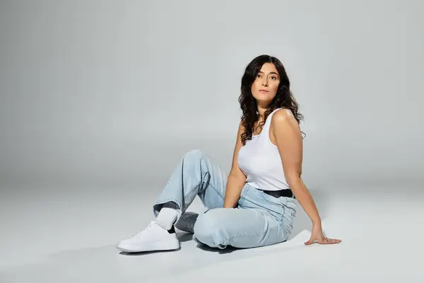 Celebrando a positividade do corpo em um estúdio com uma jovem mulher plus size de forma casual. — Fotografia de Stock