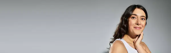 Embracing beauty and confidence in a studio setting with a plus size model. — Stock Photo
