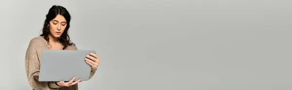 Захватывающие плюс размер женщина с брюнеткой волосы исследует творчество в студии настройки. — стоковое фото