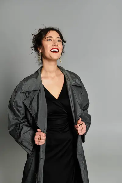 Elegante donna bruna irradia gioia in elegante ambiente monolocale. — Foto stock