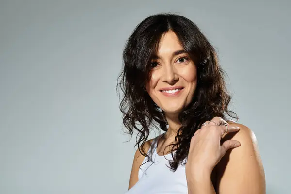 Embracing beauty and confidence in a studio with natural elegance. — Stock Photo