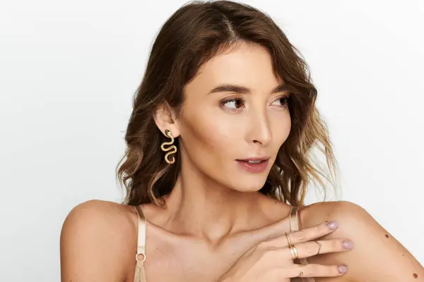 Elegante joven que exhibe lencería elegante y accesorios elegantes en un entorno moderno. - foto de stock