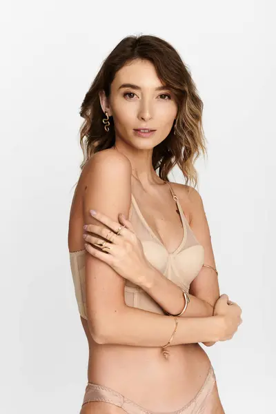 Hermosa mujer demuestra estilo de lencería chic en elegante exhibición de moda. - foto de stock