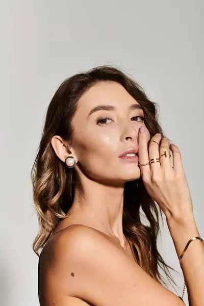Elegante joven que exhibe lencería elegante y accesorios elegantes en un entorno moderno. - foto de stock