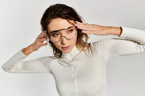 Young woman showcases trendy fashion with chic glasses in contemporary style. — Stock Photo