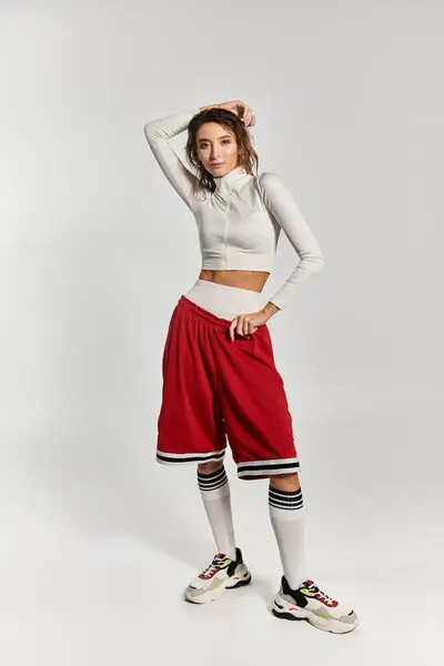 Young woman in trendy athletic outfit showing off stylish flair and confidence. — Stock Photo