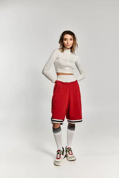 Chique jovem mulher estilos vestuário desportivo com elegância e confiança. — Fotografia de Stock