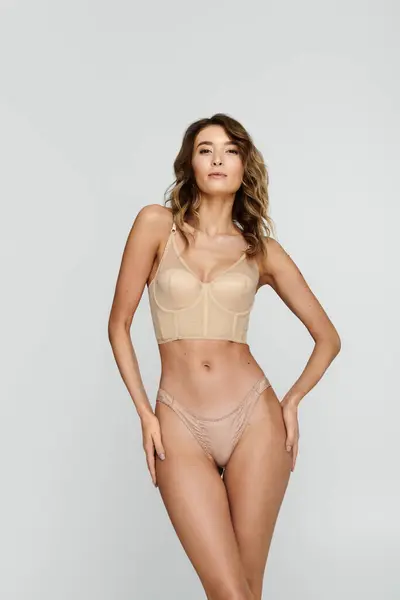 Молода жінка демонструє елегантний стиль нижньої білизни в шикарний і модний спосіб. — стокове фото