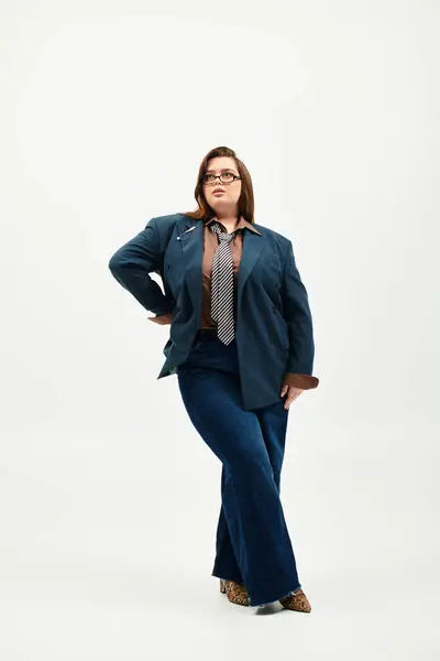 Bright and airy space highlights a young plus size woman confidently posing in trendy outfit. — Stock Photo