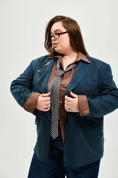 A stylish plus size woman confidently showcases her fashion in a professional setting. — Foto stock