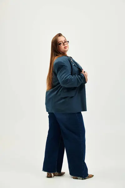 Уверенная молодая женщина plus size демонстрирует свой стиль в трикотажном наряде. — стоковое фото