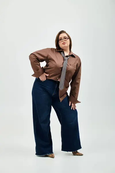 A confident plus size woman in a stylish outfit stands tall, capturing everyones attention. — Fotografia de Stock