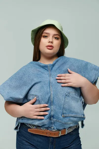 A young and beautiful plus size woman poses with poise, displaying her unique style and confidence. — Stock Photo
