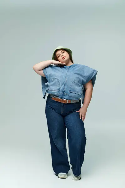 A stunning plus size woman poses in stylish denim, exuding confidence and charm. — Foto stock