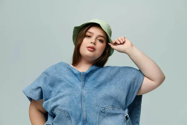 Young woman radiates confidence while showcasing her unique style in a relaxed setting. — Stock Photo