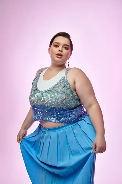 Young and beautiful plus size woman showcases style and poise in a colorful ensemble — Stock Photo