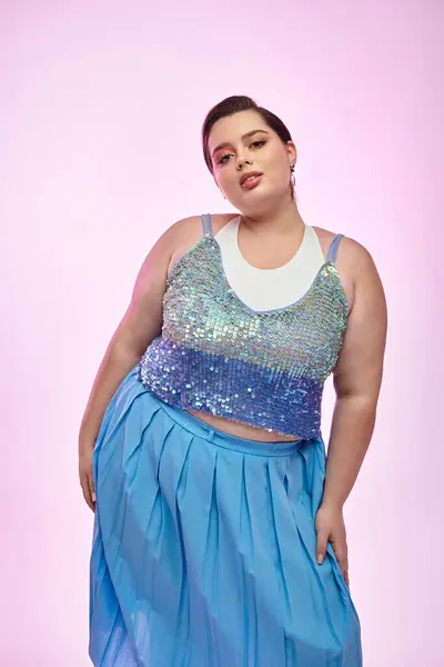 Confident plus size woman exudes style and grace in a vibrant outfit. — Stock Photo
