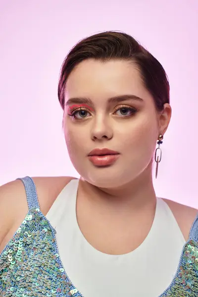 Una mujer de talla grande emana confianza en su impresionante maquillaje y su atuendo brillante. - foto de stock