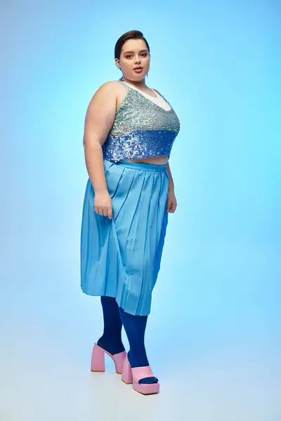 Красивая молодая женщина plus size демонстрирует свое уникальное чувство моды в ярком наряде с флейром. — Stock Photo