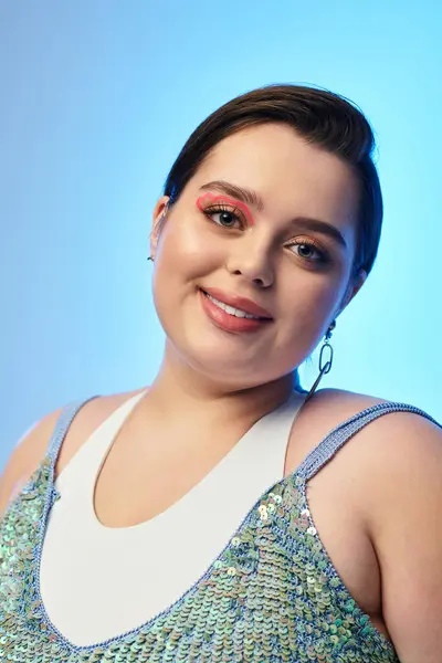 A confident young plus size woman shines in her radiant smile and shimmering outfit. — Stock Photo