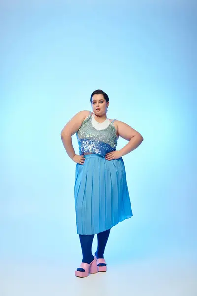 Giovane plus size donna presenta uno splendido vestito blu, irradiando fiducia e bellezza. — Foto stock