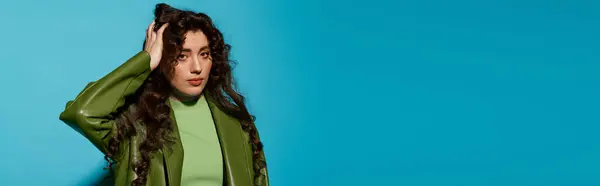 Young woman with beautiful curly hair showcases her trendy outfit while striking a fashionable pose — Stock Photo