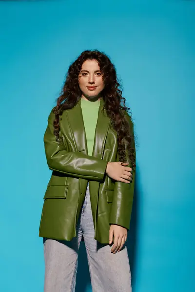 A fashionable young woman stands confidently with her arms crossed, showcasing her unique style. — Stock Photo