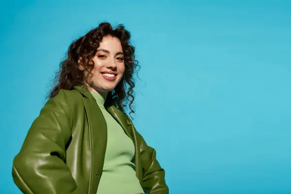 Mujer segura muestra una chaqueta verde de moda y la parte superior en un día soleado. - foto de stock
