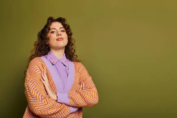 Confident young woman showcases her stylish outfit in a chic and vibrant interior environment. — Stock Photo